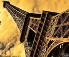Paris'te Eyfel Kulesi 1889, Seine Nehri'nin kıyısında Champ de Mars adlı evrensel sergi için inşa edilmiştir. Fransa'nın sembolü olduğunu
